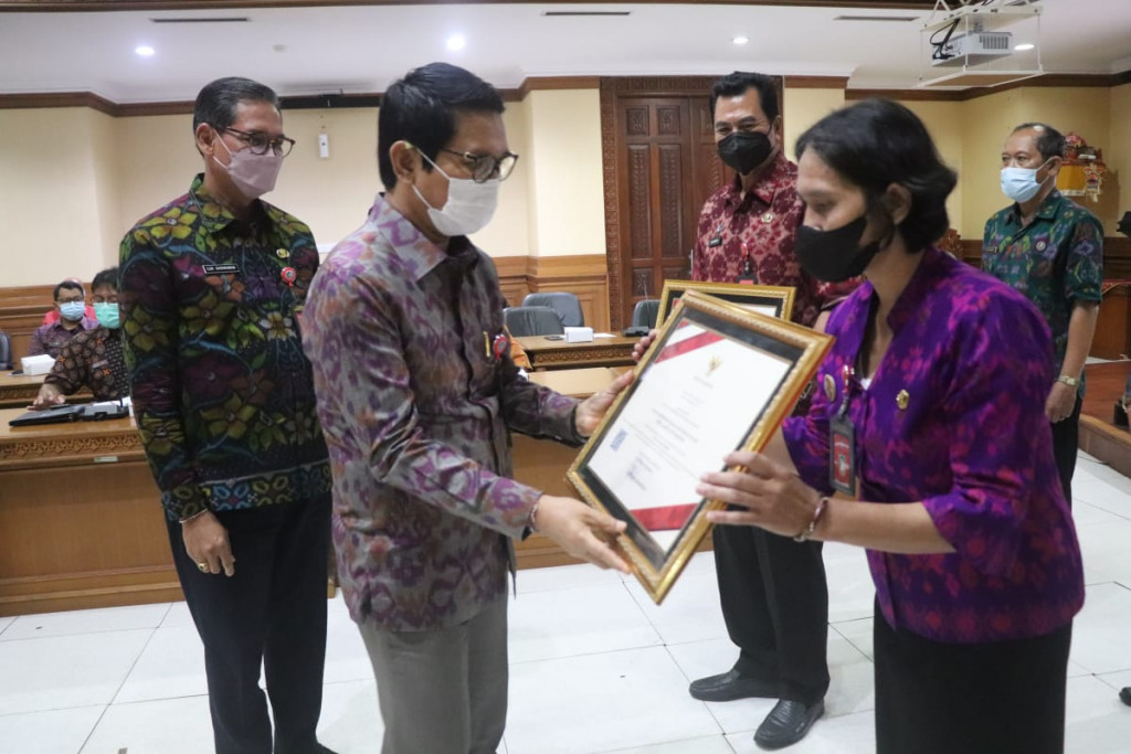 Serahkan Piagam Penghargaan Kepatuhan Pelayanan Publik di Kabupaten Badung